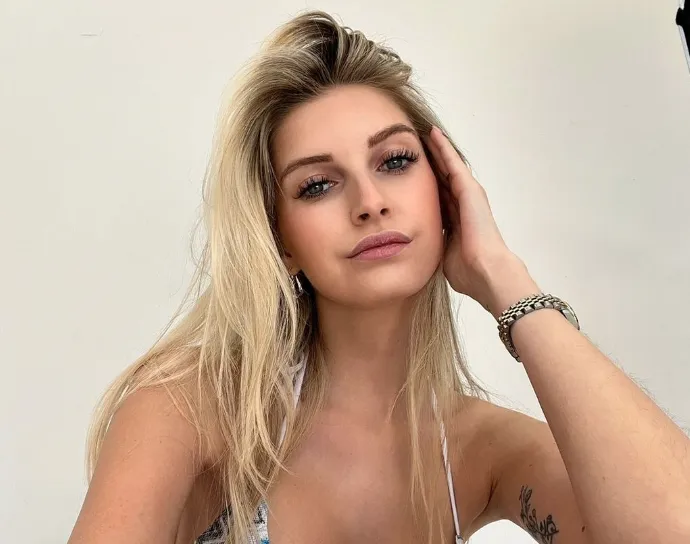 'Girl next door' en Vlaams model Justine is de bikiniqueen van Saint-Tropez (foto's)