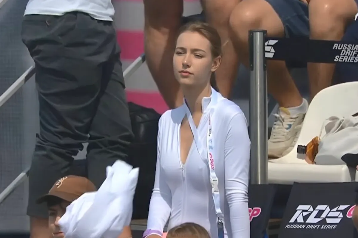 Commentator volledig van zijn melk tijdens wedstrijd door schoonheid in de tribune