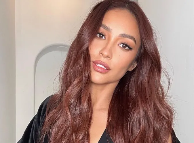 Actrice Shay Mitchell trakteert fans op een gewaagde fotoshoot in haar evakostuum