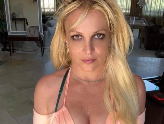 Britney Spears lijkt relatiemiserie verteerd te hebben en laat zich aflikken in bizarre video