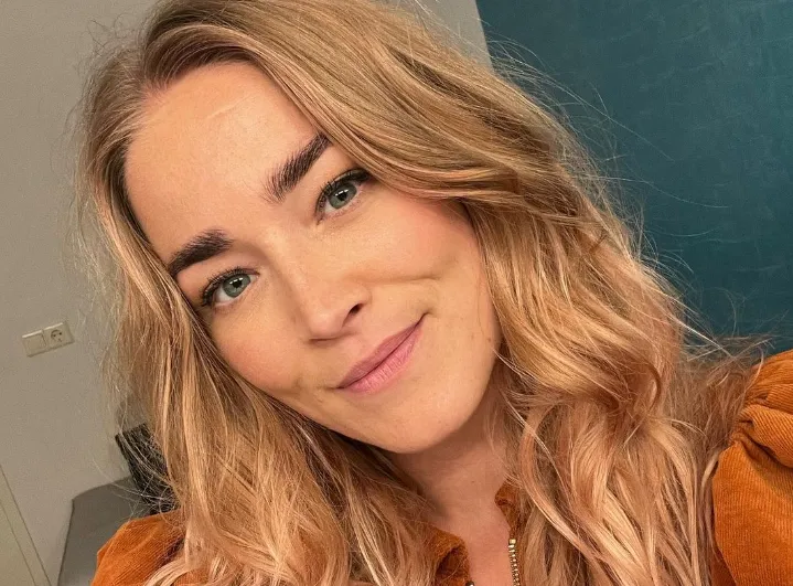 Lezen saai? Niet als Geraldine Kemper het toploos doet op een boot in Zuid-Frankrijk (foto's)