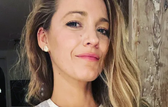 Actrice Blake Lively zet Instagram in vuur en vlam met fotoshoot in rode bikini
