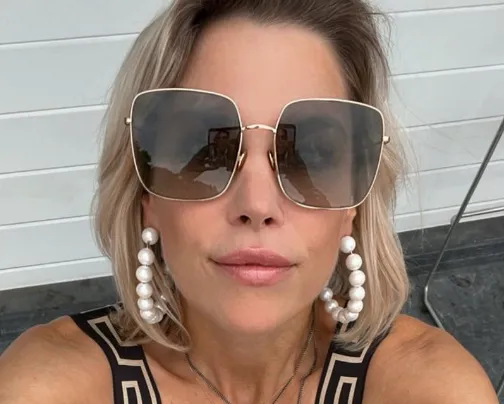 Lekker! Tanja Dexters neemt een hapje uit de bips van een andere dame (foto's)