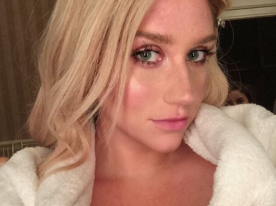 Zangeres Kesha gooit alles uit om naar nieuwe album 'Gag Order' te promoten (foto's)