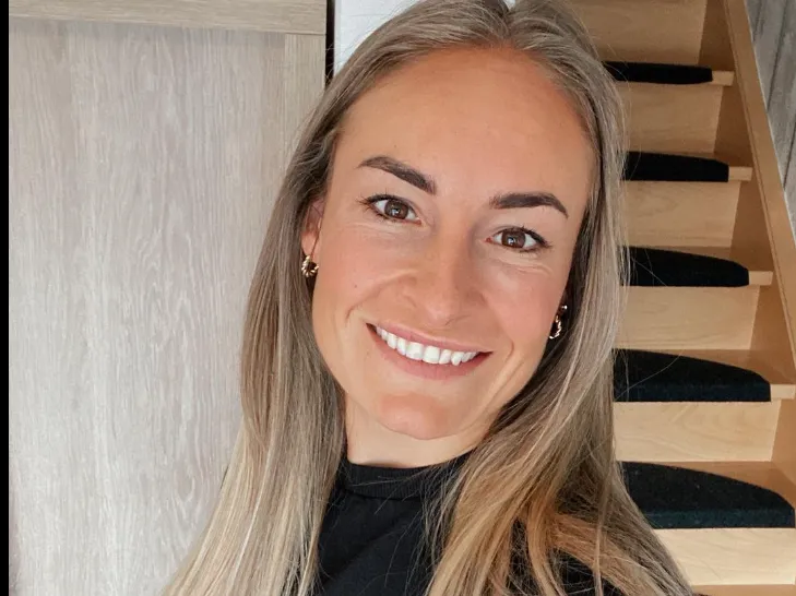 Red Flame Tessa Wullaert showt haar afgetrainde lichaam in een zelf ontworpen bikini (foto's)