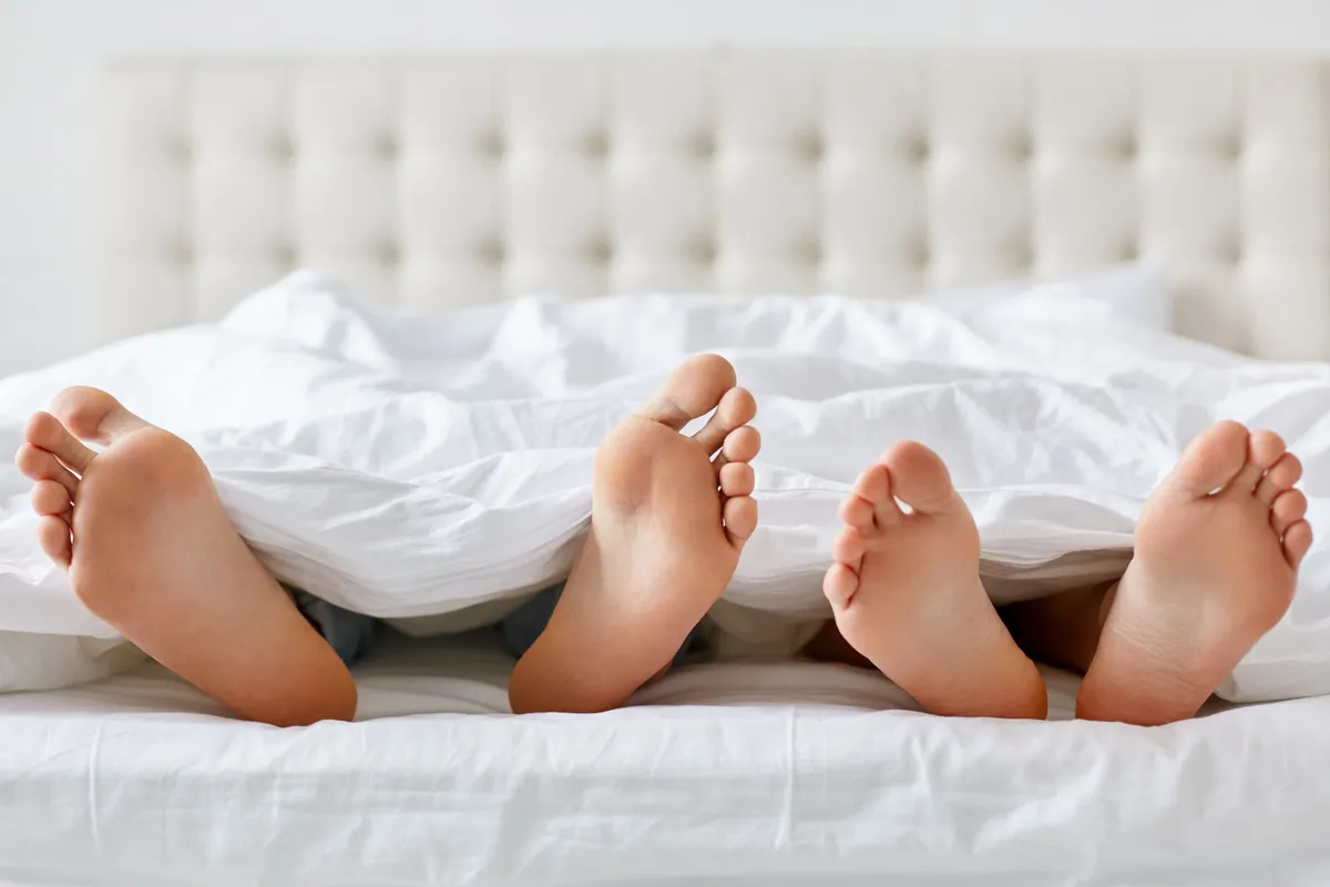 "Mijn vriendin is in shock omdat ik samen met mijn moeder in hetzelfde bed slaap. Is dat dan zo raar!?"