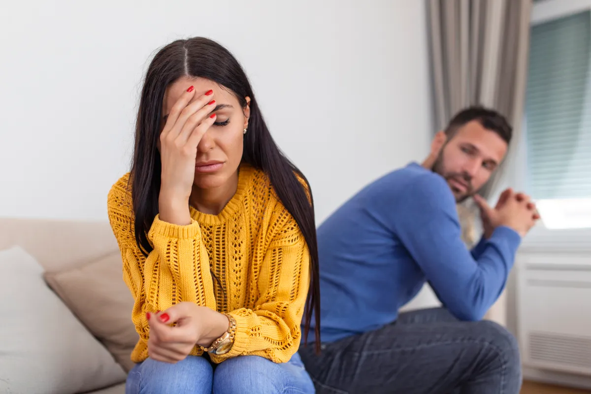 "Ik ben bedrogen! Mijn man heeft een mini-pretstok en ik kwam er pas achter tijdens onze huwelijksnacht"