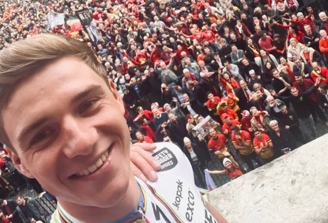 Internet maakt Evenepoel compleet af na inzinking in Vuelta: "Zijn probleem? Een dikke nek!"