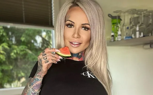 Duitse tattoo-babe Juliane zoekt de grenzen van Instagram op met pareltjes van foto's