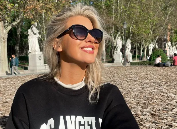 Nederlandse DJ-babe Romy draait nog eens in wat luchtige outfits en da's altijd genieten (foto's)