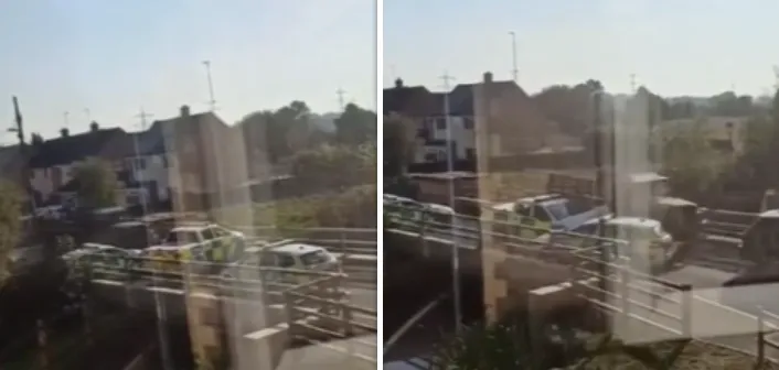 Complete mafketel ramt met een legervoertuig door een wegversperring van de politie