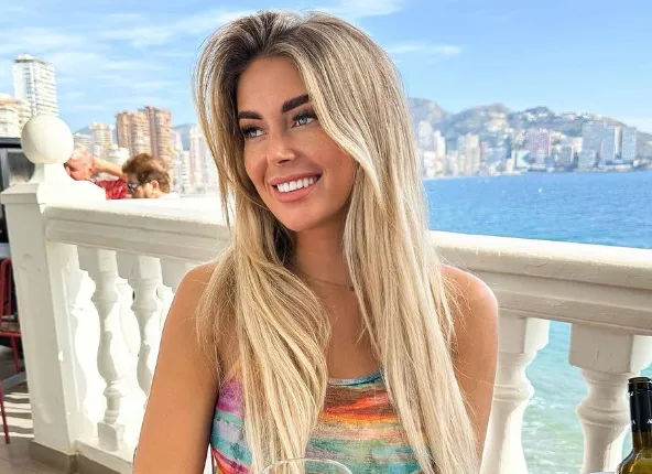 Zweten! Vlaams bommetje Joyce Godefridi zorgt eigenhandig voor hittegolf op Ibiza