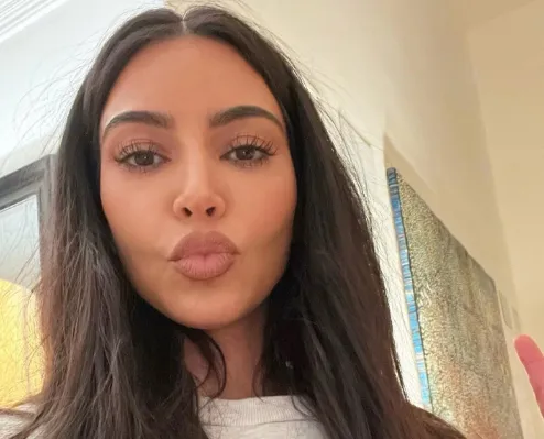 Bommetje op Instagram: Kim K. amuseert zich in een string-bikini in het zand (foto's)