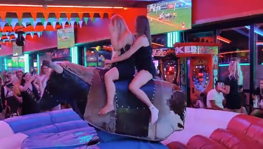Herman de stier slaat weer toe en bezorgt deze dames én ons een fijne tijd
