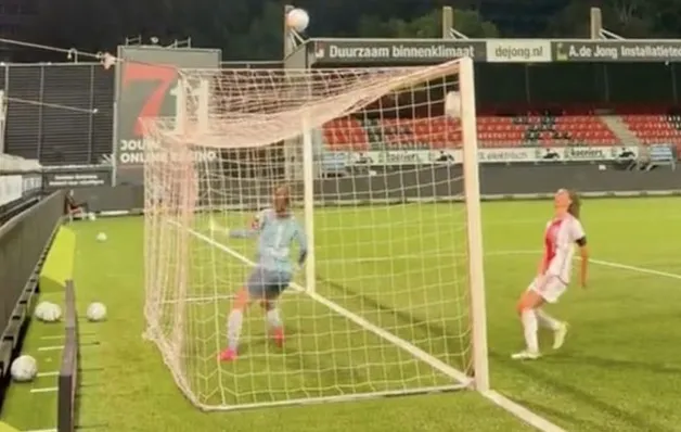 Zien om te geloven! Ajax-vrouwen maken onwaarschijnlijk doelpunt dat de hele wereld rondgaat