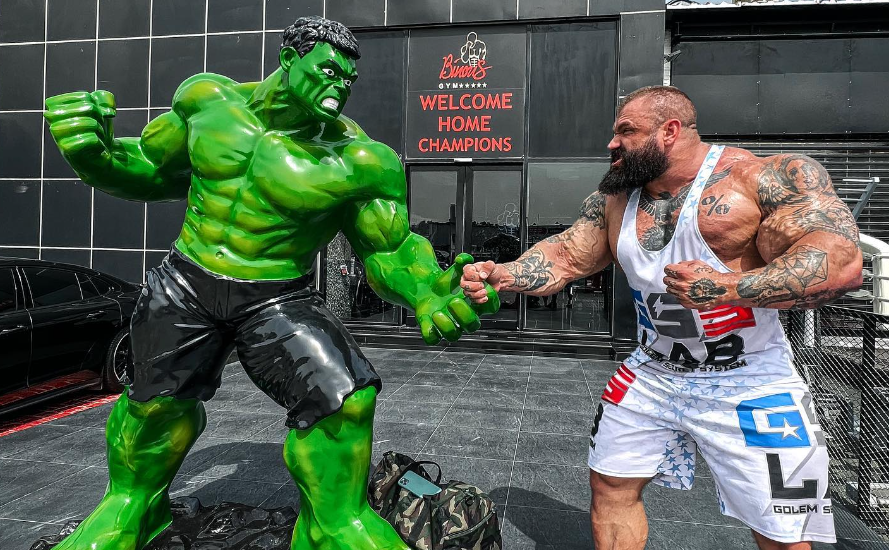 'Meest monsterlijke bodybuilder ter wereld' eet 7 waanzinnige maaltijden per dag: "Ik wilde Rambo zijn!"