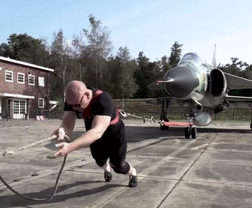 Sterkste man van Nederland trekt een gevechtsvliegtuig van 12.000 kilo