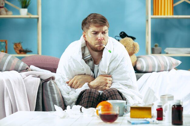 Mannen lijken zieker en klagen meer dan vrouwen bij griep of verkoudheid. Is dit terecht of puur show?