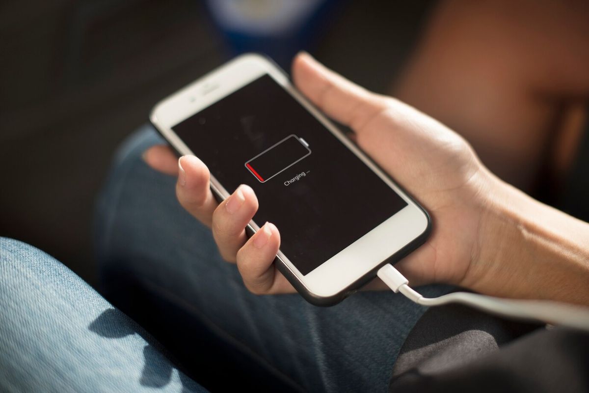 Techneut deelt enkele simpele hacks waardoor de batterij van je telefoon langer meegaat