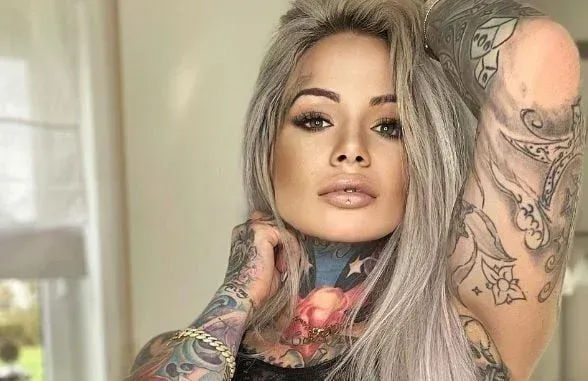 Tattoo-babe Juliane deelt enkele gewaagde kiekjes die het Instagram-randje opzoeken