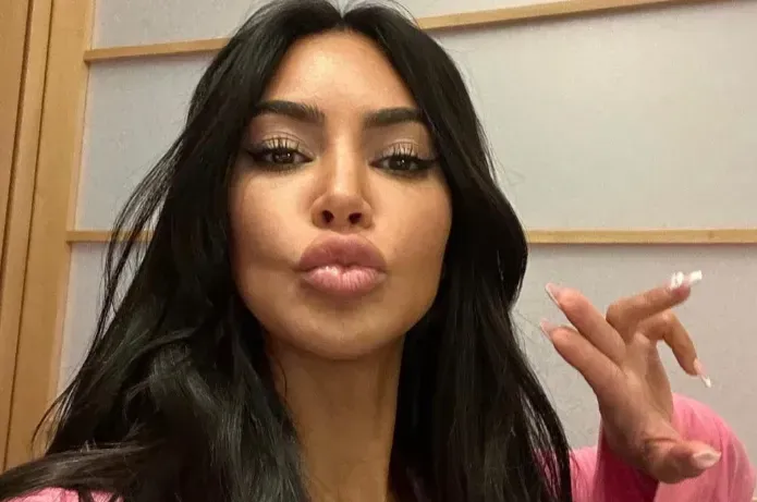 Kim Kardashian wordt een 'godin' genoemd nadat ze gepeperde selfie deelt
