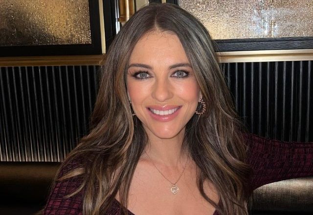 Liz Hurley (58) 'heetste vrouw ter wereld' gedoopt nadat ze zinderende badpakvideo deelt