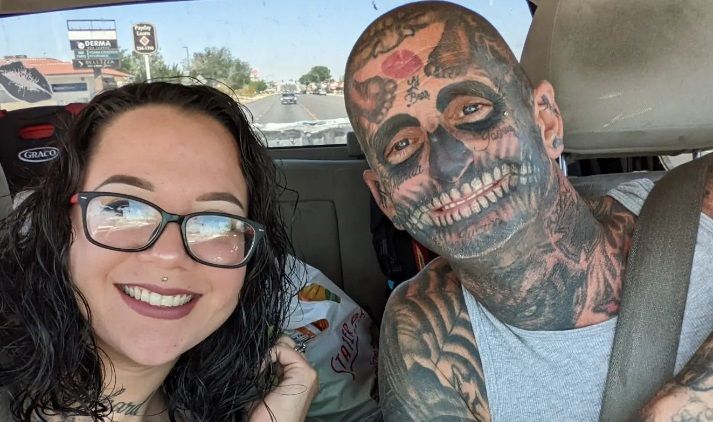 "Ik heb 240 tattoos. Mensen noemen me een monster en zeggen dat m'n vrouw me moet verlaten"