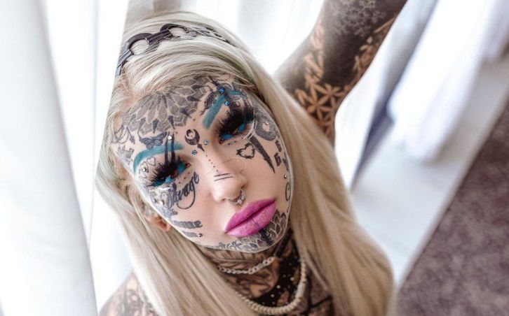 'Pikant' tattoo-model Amber, die nu 600 tattoos heeft, toont hoe ze eruitzag zonder inkt (foto's)