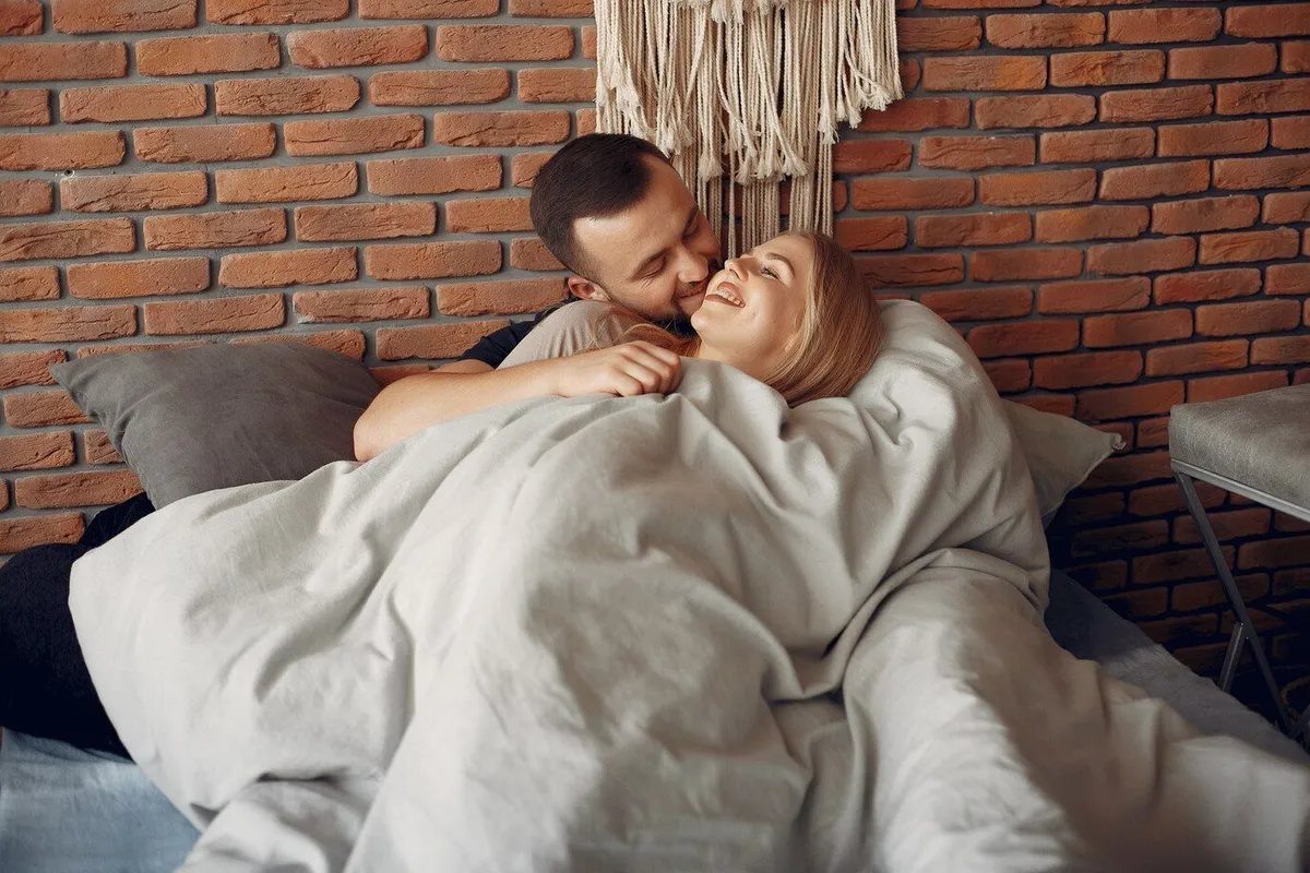 couple sitting bed room 1157 28864
