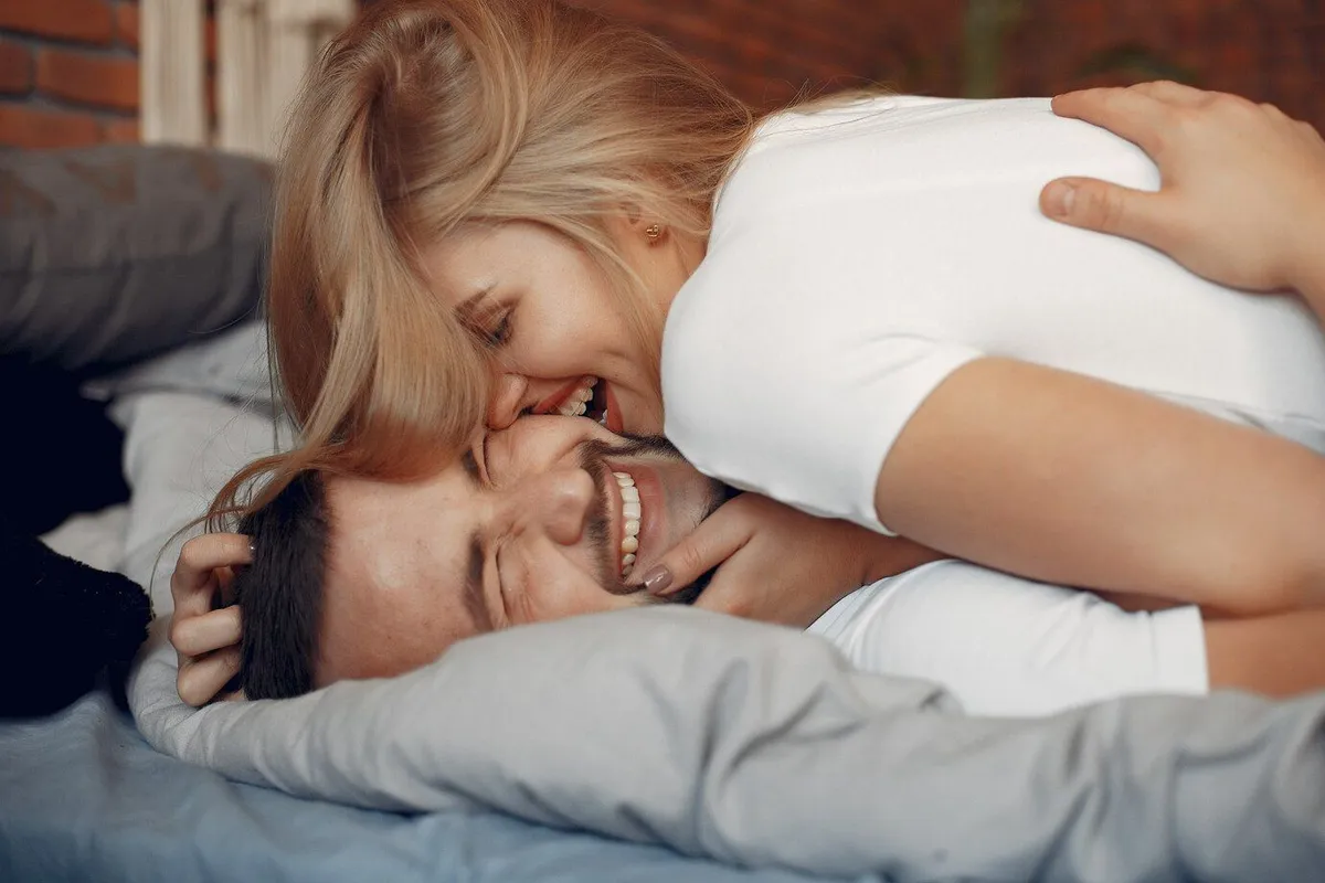 couple sitting bed room 1157 28879