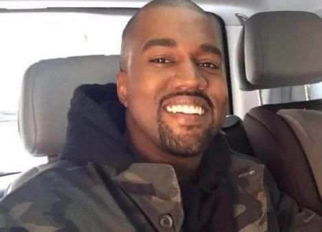 Kanye West vervangt tanden door blok titanium en lijkt nu op Jaws uit James Bond
