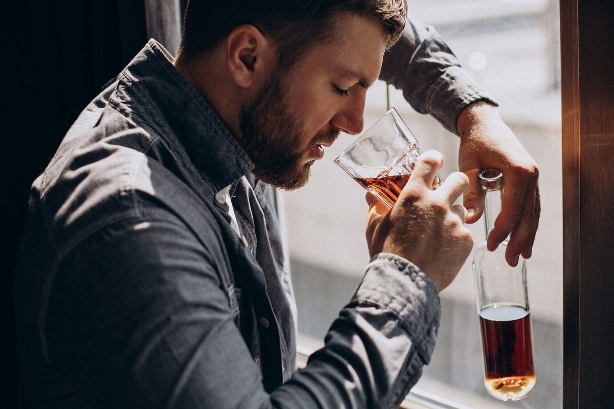 Nu 'Dry January' tot een einde komt: 10 tekenen dat je mogelijk een alcoholprobleem hebt