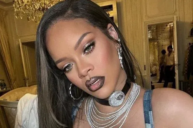 Rihanna krijgt lawine van kritiek over zich heen nadat ze poseert als 'pikante' non (foto's)