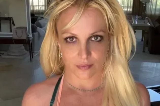 Britney Spears dartelt rond in een gele bikini en da's genoeg voor een schokgolfje op Instagram