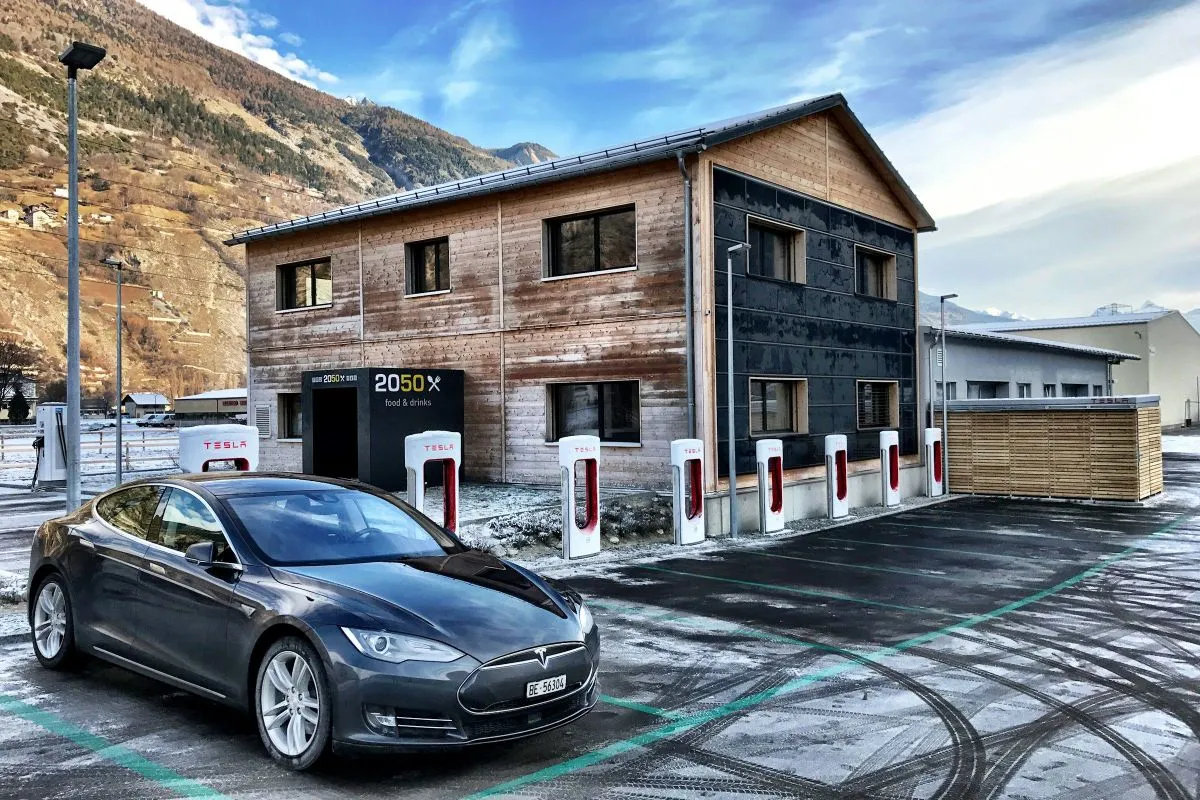 tesla fans schweiz 7 3bern6gaq unsplash