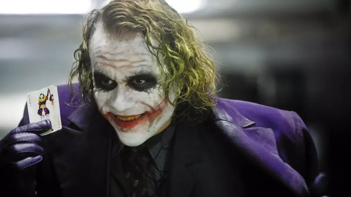 De bizarre reden waarom Heath Ledger constant zijn lippen likte in The Dark Knight