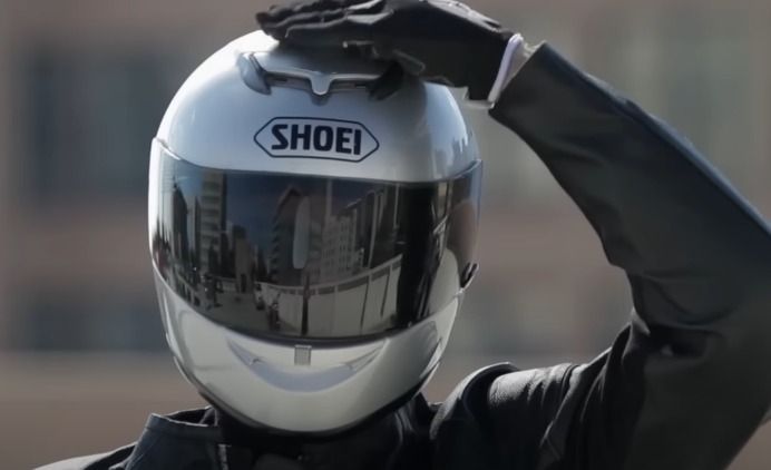 Waarom je maar beter uit je doppen kijkt wanneer een motorrijder op zijn helm tikt