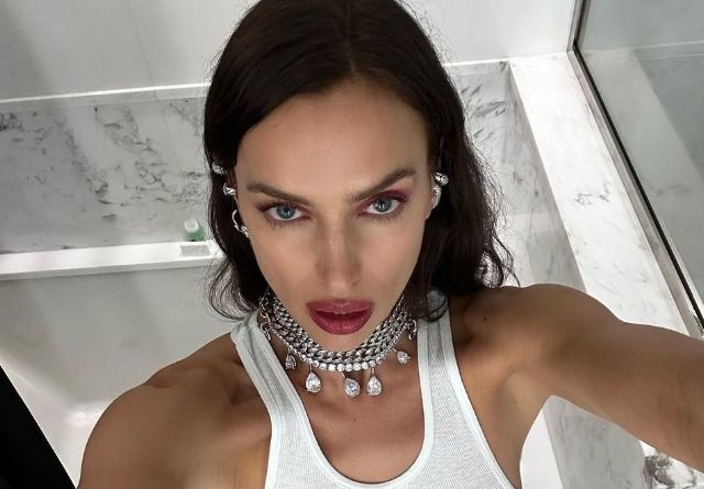 Supermodel Irina Shayk heeft het warm met al die spots op haar en gooit wat kleren uit (foto's)