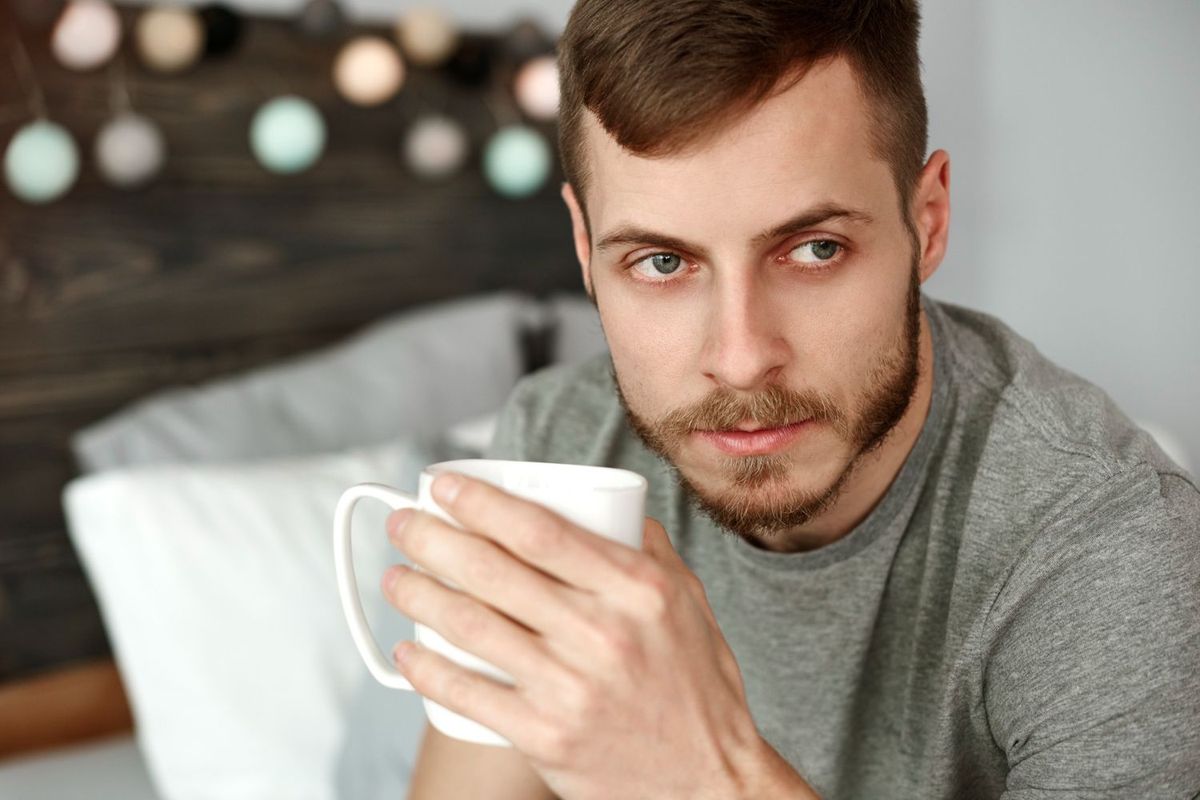 Drink jij meteen na het opstaan een kop koffie? Dan hebben experts slecht nieuws voor jou...