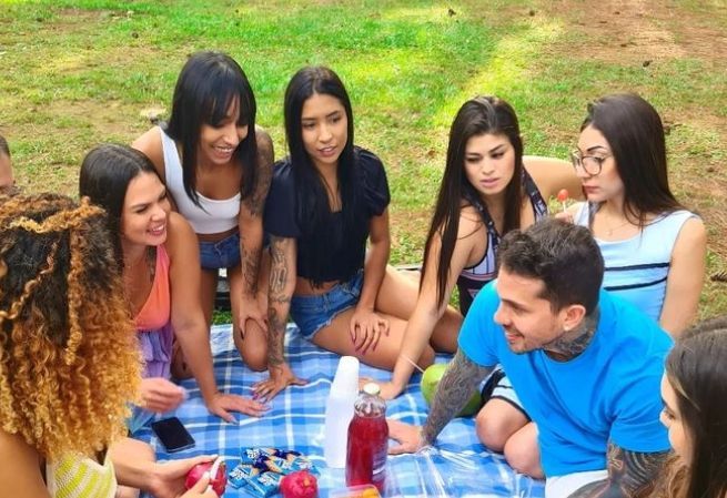 Arthur heeft 6 vrouwen: "Ik maak een planning om met hen van bil te gaan. Maandag is een rustdag!"
