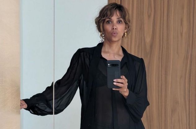 Halle Berry gaat uit de kleren om haar iconische rol als Catwoman te eren (foto's)