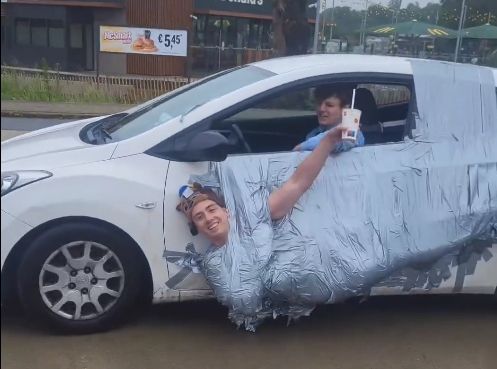 Welkom in Ingelmunster, waar ze op de deuntjes van Sam Gooris mensen aan een auto kleven