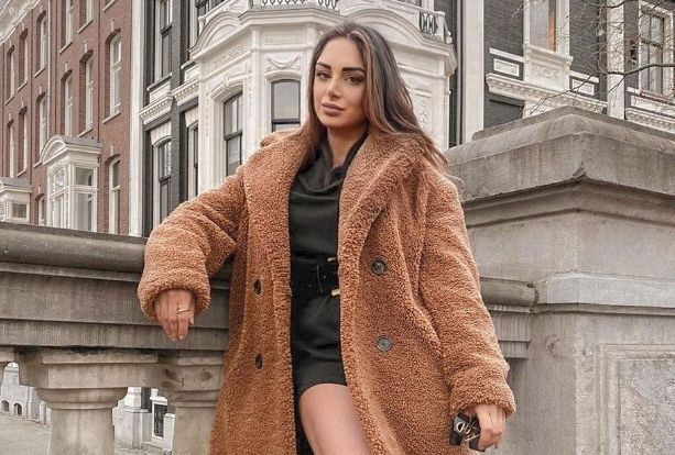 Hollandse bom Mercedes, die live op tv uit de kleren ging, ziet er ook best aardig uit in bikini (foto's)