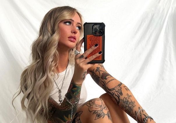Tattoo-model Essie wurmt zich in mega-pikante lingerie om haar tatoeages aan de wereld te tonen (foto's)