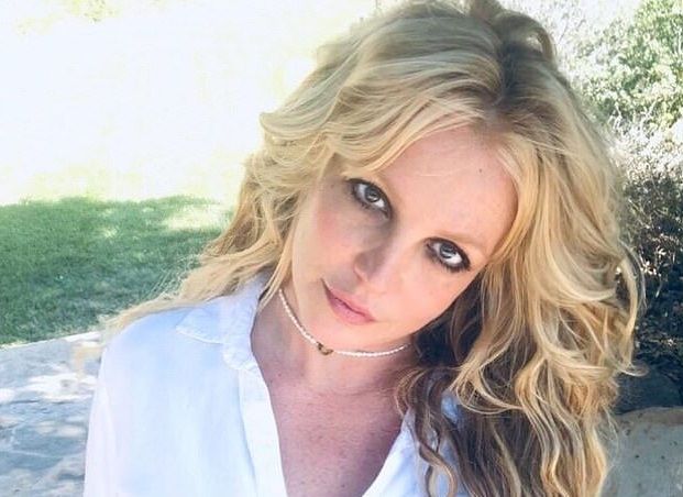 Britney Spears rekent af met 'haters' en doet dat... door weer haar kleren uit te spelen (foto's)