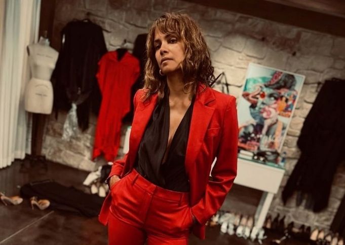 Halle Berry doet weer eens een outfit aan waar je los doorkijkt: "Toch maar opletten als je beweegt..."