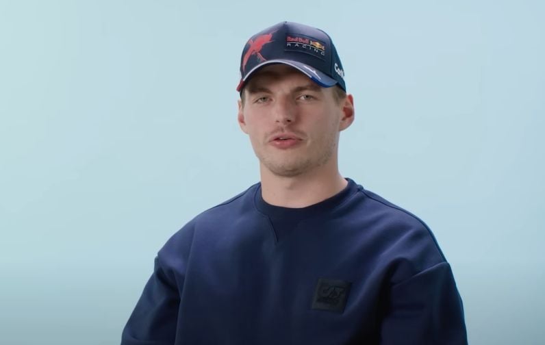 Max Verstappen vloekt tijdens persconferentie en krijgt bijzondere straf: "We zijn geen rappers!"