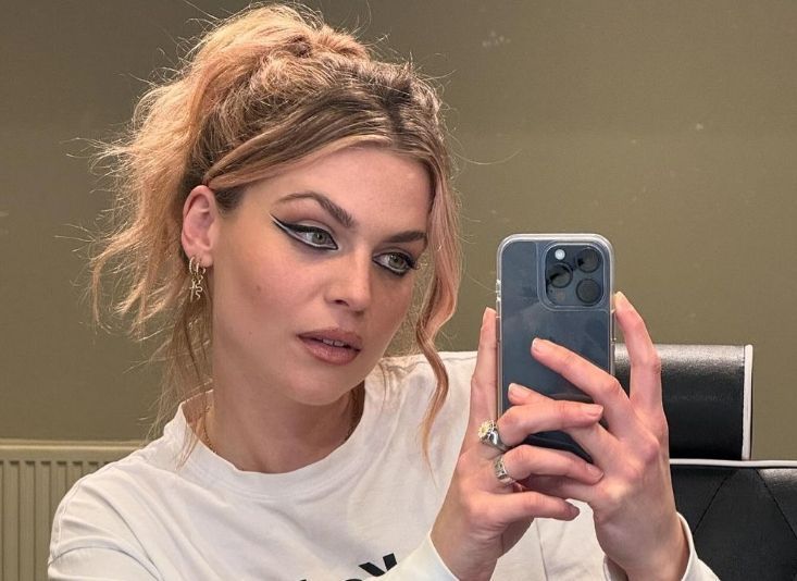 Billie Leyers (zus van...) pakt uit met een doorschijnende outfit waar je gewoon los doorkijkt (foto's)