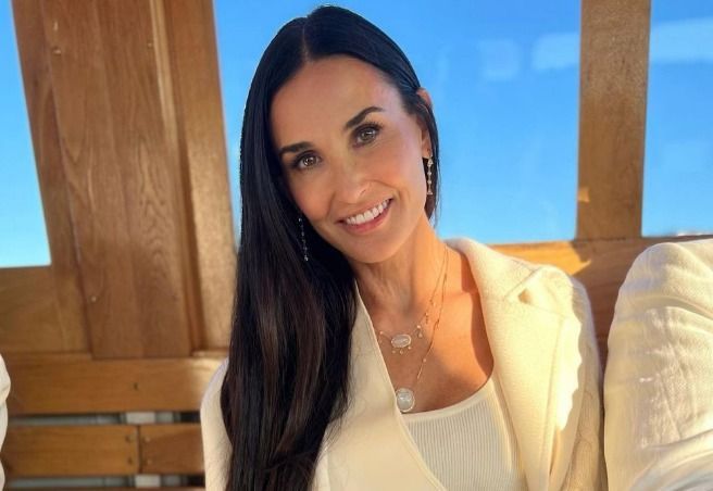 Onverslijtbare Demi Moore (61!) hult zich in 'pikante' doorschijnende outfit en wordt een 'godin' genoemd