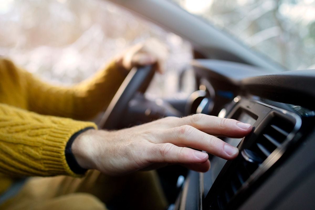 Nu de winter bijna in het land is, waarschuwen experts: "Duw nooit op deze knop op het dashboard van je auto!"